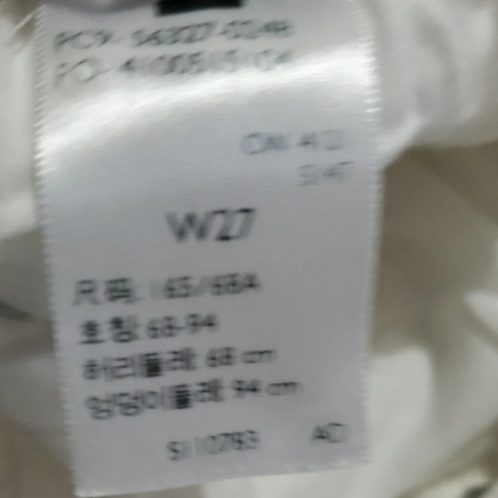 Levi's Women's White Denim Shorts - Picture 4 of 4